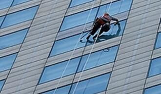 高空保潔的時候，如何刮去多余的水痕呢？